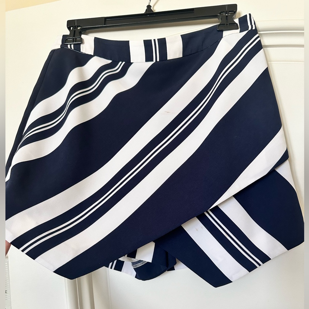 Criss cross skort . Navy blue and white stripe . Size medium .
